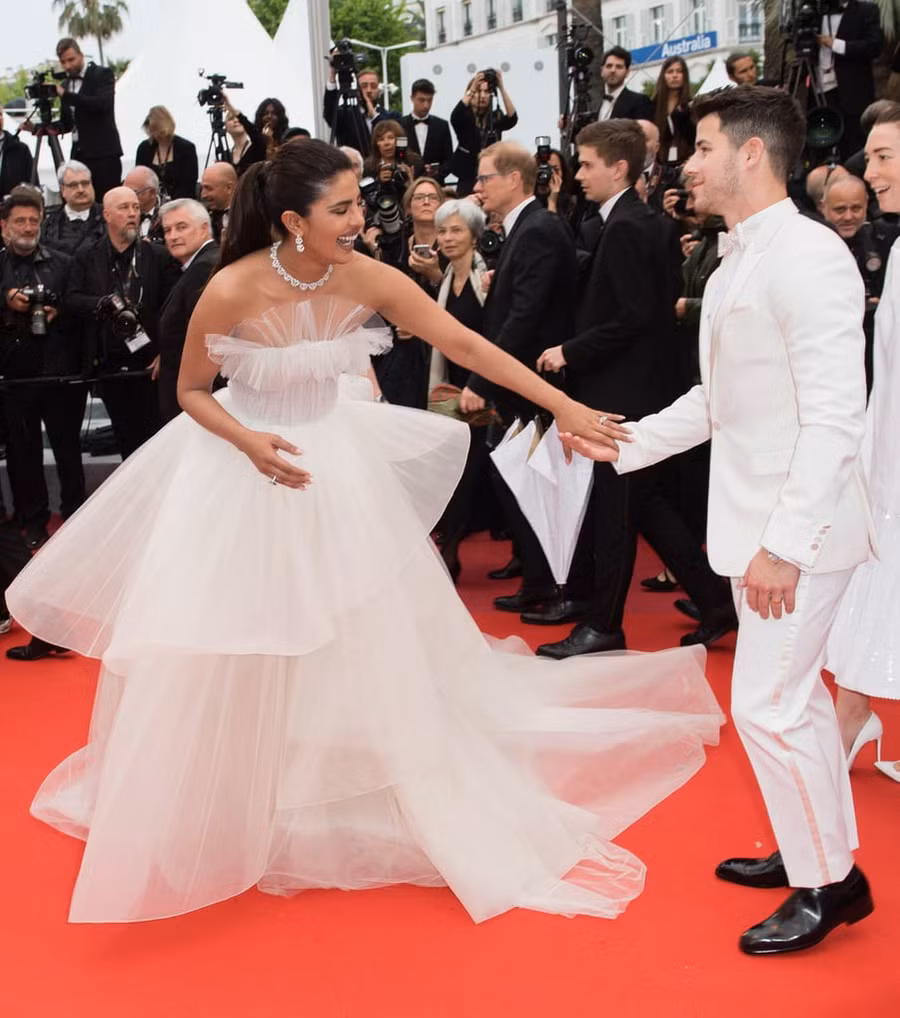 Chẳng cần chiêu trò “hở da thịt”, 25 bộ cánh này vẫn được công nhận là đỉnh nhất Cannes 2019 - Ảnh 10. Chẳng cần chiêu trò “hở da thịt”, 25 bộ cánh này vẫn được công nhận là đỉnh nhất Cannes 2019 - Ảnh 10.