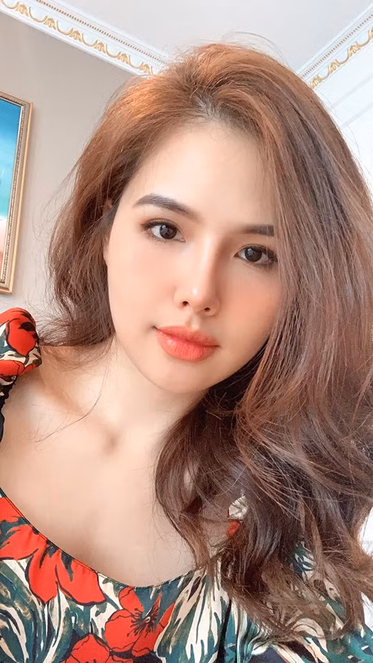 Sau đó cô đi theo con đường diễn xuất. Những bộ phim cô từng tham gia là Trái tim có nắng, Lời nói dối ngọt ngào, ”Yêu thì ghét thôi, Ghét thì yêu thôi”…