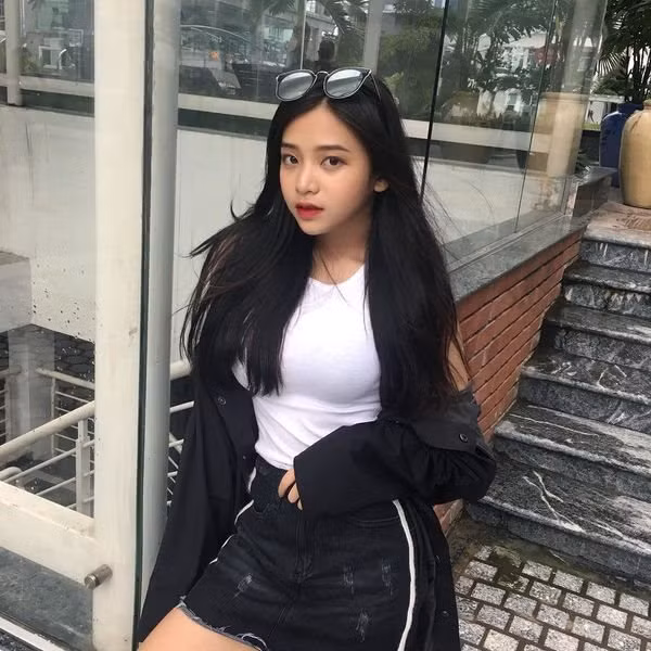 Bên cạnh đó, cô còn đạt kết quả cao trong học tập, nhiều năm liền đạt học sinh khá, giỏi. Hiện tại, Quỳnh đang tập trung chuẩn bị cho kì thi tốt nghiệp sắp tới. Nữ sinh chia sẻ mong ước thử sức trong lĩnh vực diễn xuất trong tương lai.