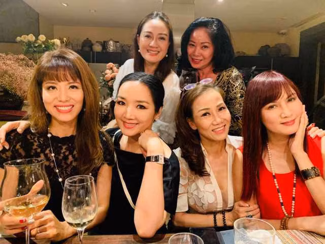 Nữ hoàng ảnh lịch Hiền Mai “tố” nhan sắc thật của dàn Hoa hậu đình đám qua một bức ảnh ảnh 2