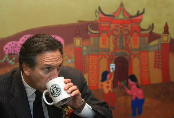 Cựu CEO Starbucks: Từ kẻ nhặt rác, phải bán máu kiếm tiền tới tỷ phú cà phê - Ảnh 4. Cựu CEO Starbucks: Từ kẻ nhặt rác, phải bán máu kiếm tiền tới tỷ phú cà phê - Ảnh 4.