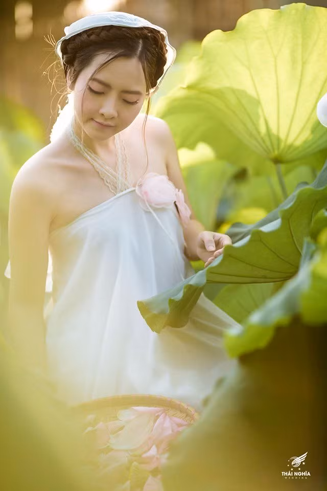 Một điều thú vị là, phó nháy cho những tấm hình xinh lung linh của mẹ bỉm sữa không ai khác chính là chồng của Linh Chi. Anh chàng luôn là người đồng hành cùng Chi trong mọi concept.