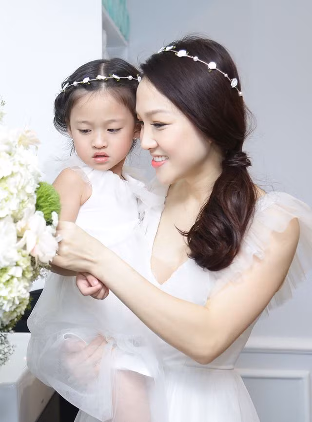 Hai mẹ con trong một sự kiện