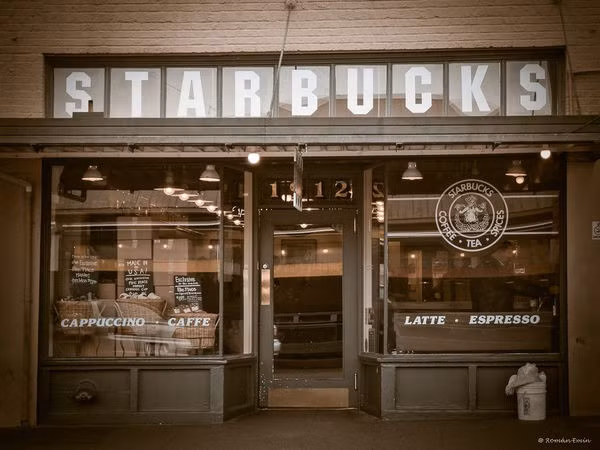 Cựu CEO Starbucks: Từ kẻ nhặt rác, phải bán máu kiếm tiền tới tỷ phú cà phê - Ảnh 3. Cựu CEO Starbucks: Từ kẻ nhặt rác, phải bán máu kiếm tiền tới tỷ phú cà phê - Ảnh 3.