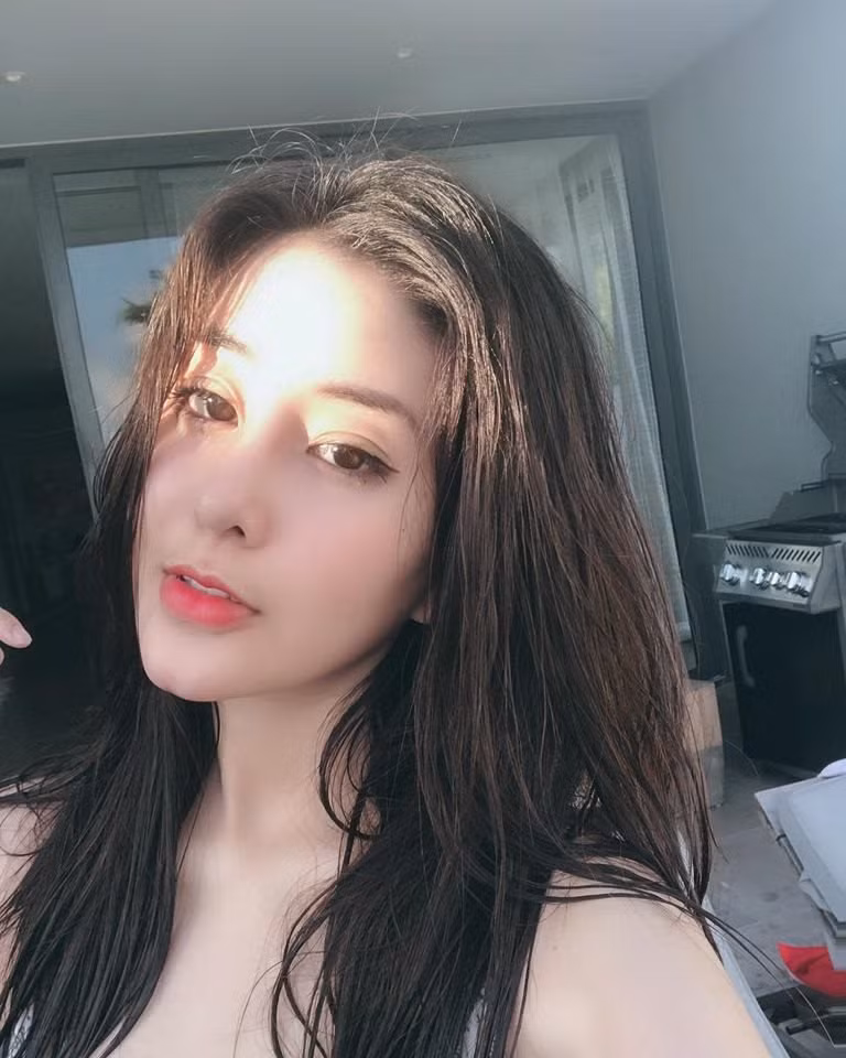 Võ Ngọc Trân là nữ sinh trường THPT Bình Hưng Hoà (Sài Gòn) nổi đình nổi đám vì vẻ ngoài xinh đẹp.