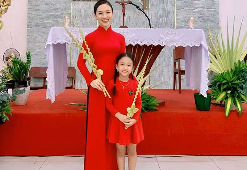 Hai mẹ con diện áo dài đỏ đẹp mắt