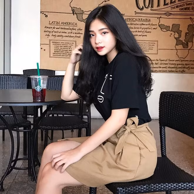 Nguyễn Ngọc Quỳnh hiện đang là học sinh lớp 12 trường THPT Trần Phú, Ngọc Quỳnh sở hữu gương mặt trẻ thơ với những đường nét tựa như gái Hàn. Ngọc Quỳnh hiện đang rất hot trong giới 10x Sài Gòn và trên cả nước