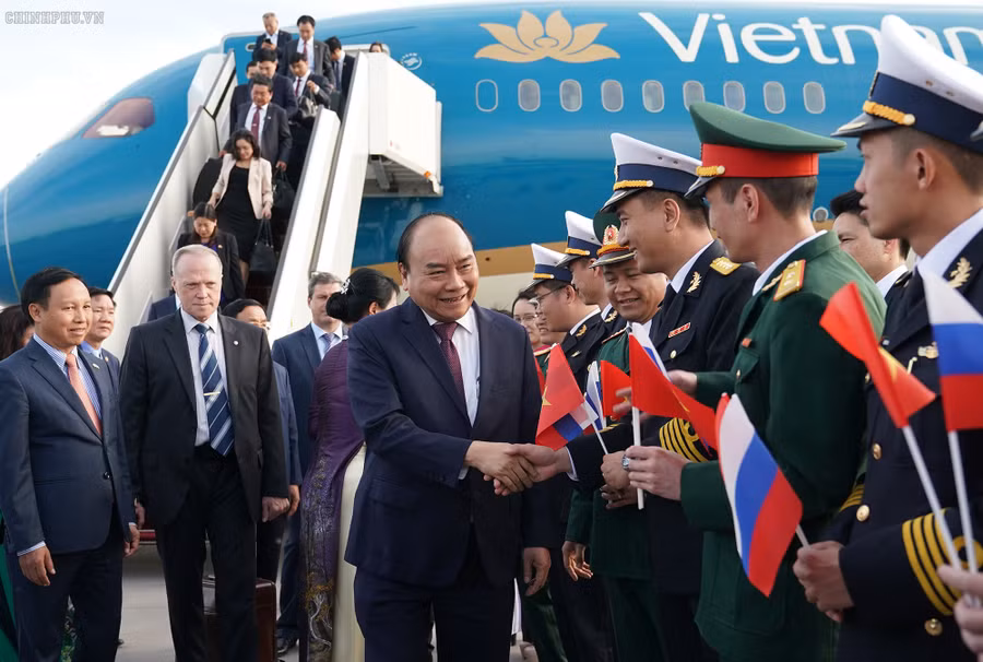 Thủ tướng đến Saint Petersburg, bắt đầu thăm chính thức LB Nga ảnh 1