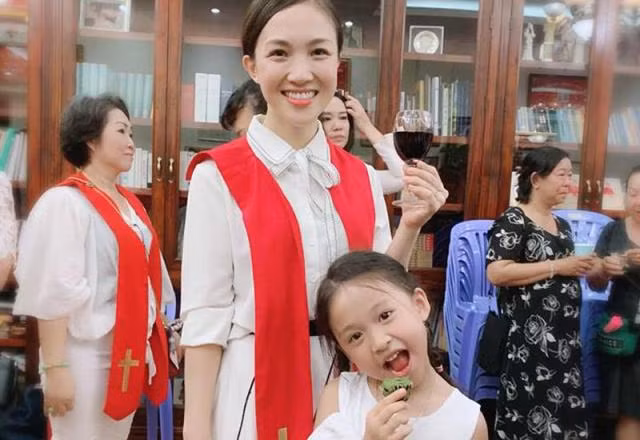Con gái Phan Đình Tùng “xinh như thiên thần”, lấy hết nét “hoa hậu” của mẹ