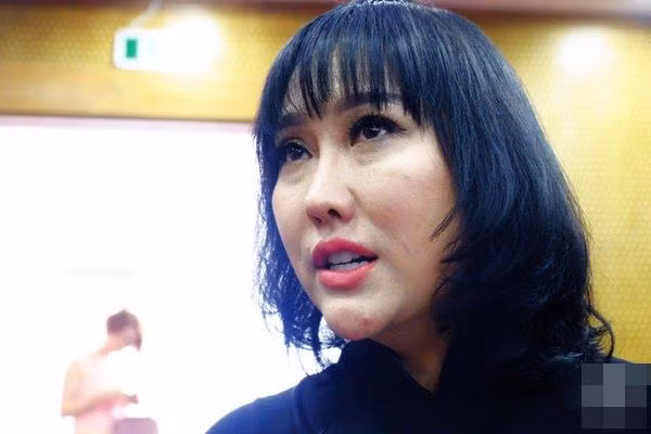 Hoảng hốt chiếc cằm ngày một dài và nhọn của Phi Thanh Vân ảnh 4 hot hoang truoc chiec cam ngay mot dai ngoang va nhon hoat cua phi thanh van - 5
