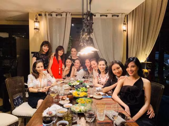 Nữ hoàng ảnh lịch Hiền Mai “tố” nhan sắc thật của dàn Hoa hậu đình đám qua một bức ảnh ảnh 1