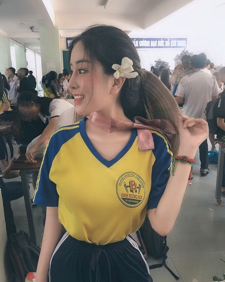 Hiện tại, Ngọc Trân đang là học sinh lớp 12. Cô nàng vẫn giữ được vẻ ngoài xinh đẹp và ngày càng rạng rỡ. Những tấm ảnh cô mặc áo dài, khoe mái tóc đen mượt luôn nhận được lượt like cực khủng.
