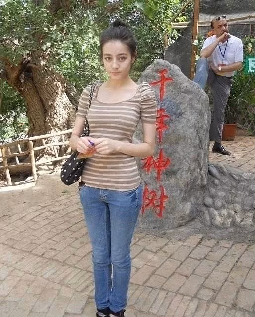 Lộ ảnh quá khứ, ‘Mỹ nữ Tân Cương’ Địch Lệ Nhiệt Ba khiến nhiều người bất ngờ trước nhan sắc thật - Ảnh 3 Lộ ảnh quá khứ, ‘Mỹ nữ Tân Cương’ Địch Lệ Nhiệt Ba khiến nhiều người bất ngờ trước nhan sắc thật - Ảnh 3