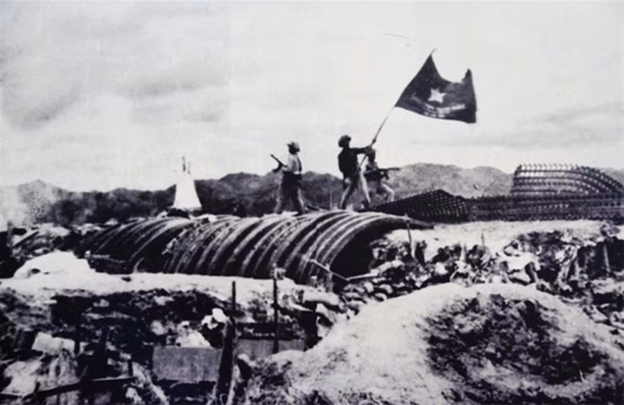 17 giờ 30 phút ngày 7/5/1954, bộ đội Việt Nam vẫy lá cờ chiến thắng trên nóc hầm của chỉ huy lực lượng Pháp,Tướng De Castries. Ảnh: Getty.