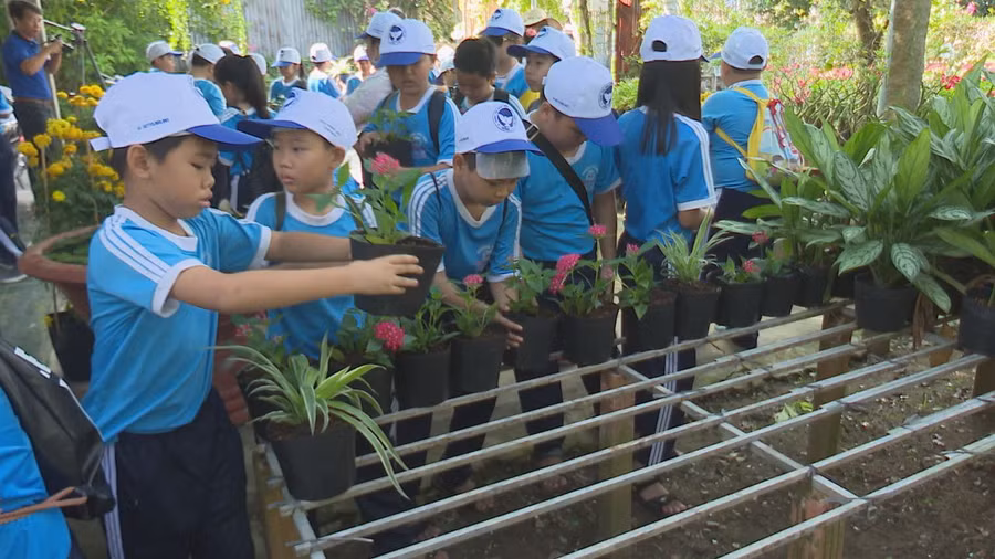 Học sinh tham quan trải nghiệm tại làng hoa Sa Đéc trong dịp hè