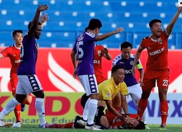 Pha bóng khiến cầu thủ Bình Dương suýt nuốt lưỡi ngay trên sân hình ảnh 1 Pha bong khien cau thu Binh Duong suyt nuot luoi ngay tren san hinh anh 1
