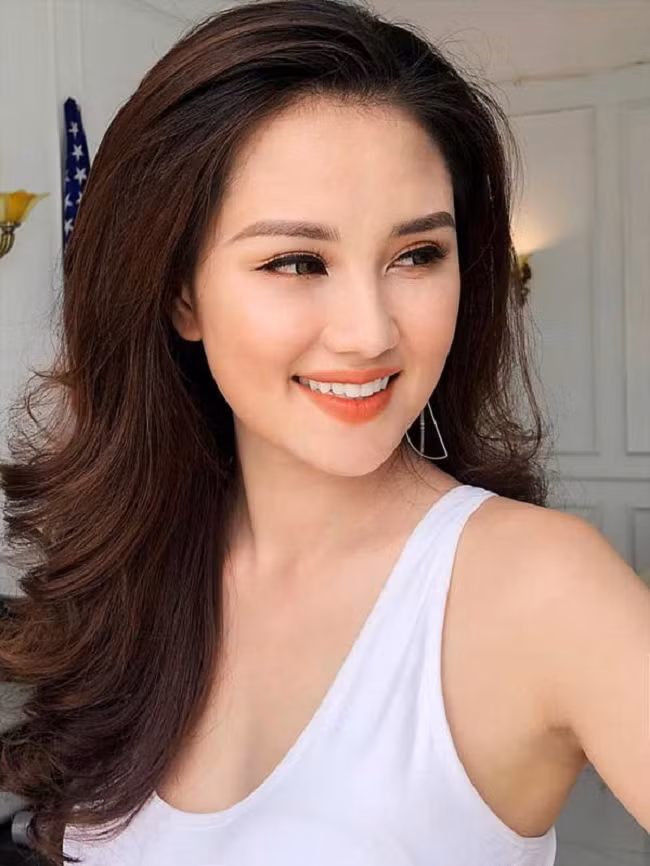Huyền Châu xinh đẹp nóng bỏng khi làm mẹ đơn thân