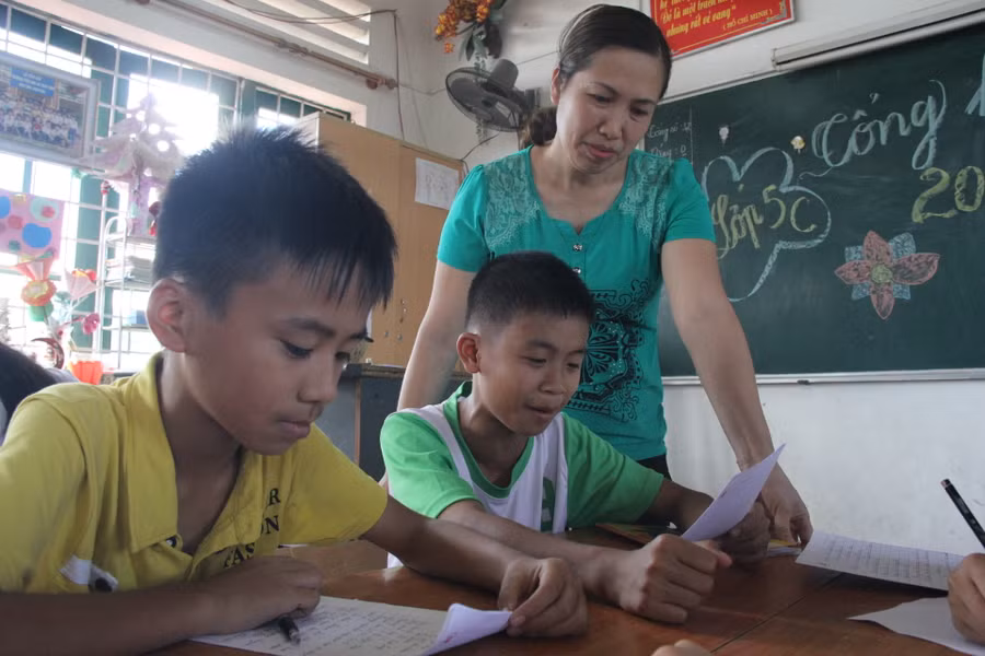 Giáo viên không chỉ đơn thuần là người dạy học mà phải là nhà giáo dục. Ảnh: Sỹ Điền