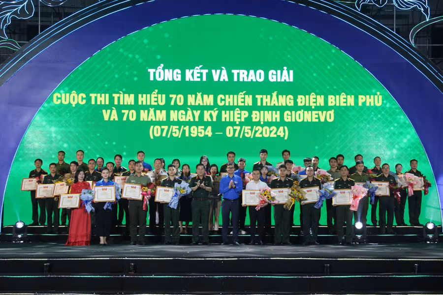 Các tác giả đạt giải tại cuộc thi tìm hiểu 70 năm Chiến thắng Điện Biên Phủ.