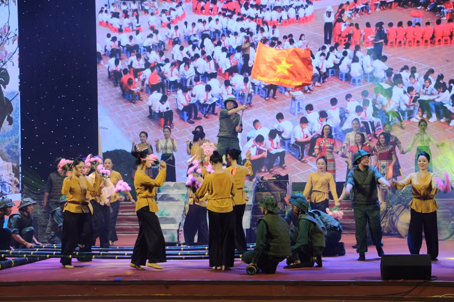 Tiết mục dự thi của đoàn Thư viện tỉnh Điện Biên. Tiết mục dự thi của đoàn Thư viện tỉnh Điện Biên.