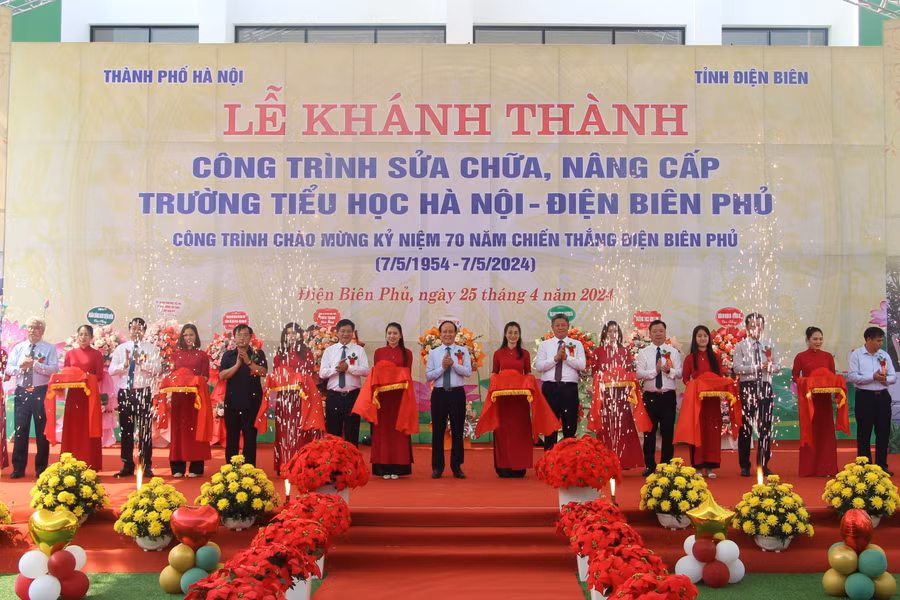 Các đại biểu cắt băng khánh thành công trình sửa chữa, nâng cấp trường Tiểu học Hà Nội – Điện Biên Phủ,