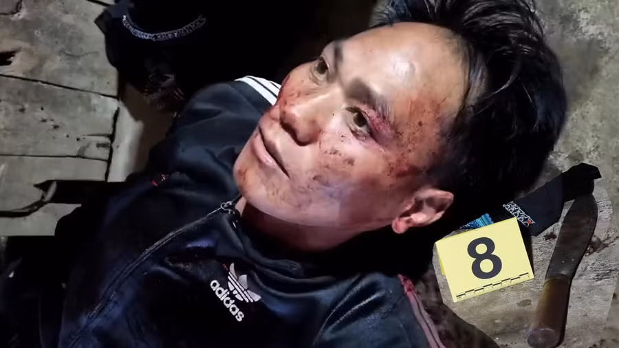 Sau khi sát hại nạn nhân, Hàng A Hồ dùng dao tự sát nhưng bất thành. Sau khi sát hại nạn nhân, Hàng A Hồ dùng dao tự sát nhưng bất thành.