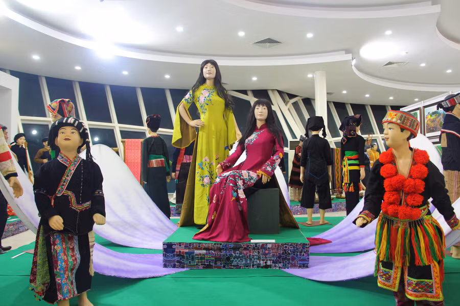 Trang phục các dân tộc được trưng bày tại Triển lãm. Trang phục các dân tộc được trưng bày tại Triển lãm.