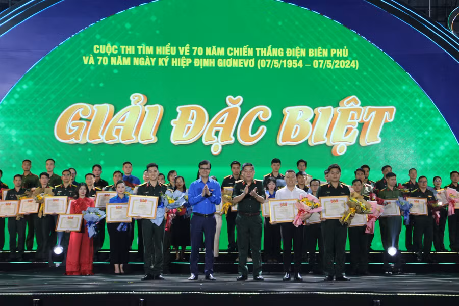 Trao giải đặc biệt cho tác giả đạt giải cuộc thi tìm hiểu 70 năm Chiến thắng Điện Biên Phủ.
