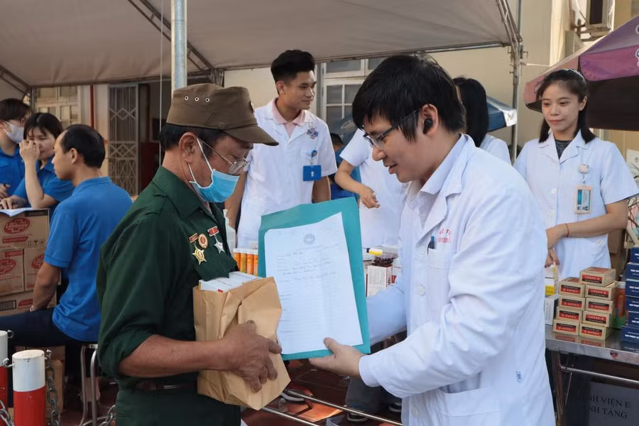 Chương trình nhằm tri ân nhân dân, chiến sĩ Điện Biên nhân dịp 70 năm chiến thắng Điện Biên Phủ. Chương trình nhằm tri ân nhân dân, chiến sĩ Điện Biên nhân dịp 70 năm chiến thắng Điện Biên Phủ.