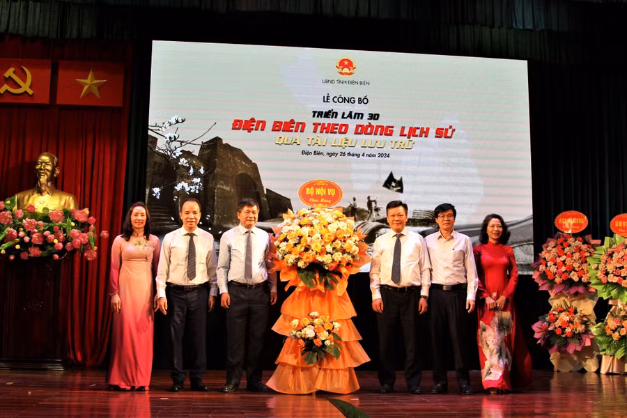 Bộ Nội vụ tặng hoa chúc mừng công bố triển lãm 3D “Điện Biên theo dòng lịch sử qua tài liệu lưu trữ”. Bộ Nội vụ tặng hoa chúc mừng công bố triển lãm 3D “Điện Biên theo dòng lịch sử qua tài liệu lưu trữ”.