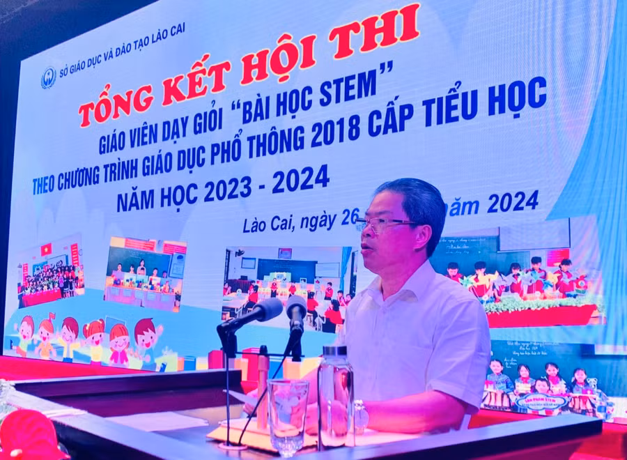 Ông Nguyễn Thế Dũng, Phó Giám đốc Sở GD&amp;ĐT tỉnh Lào Cai phát biểu tại lễ tổng kết.