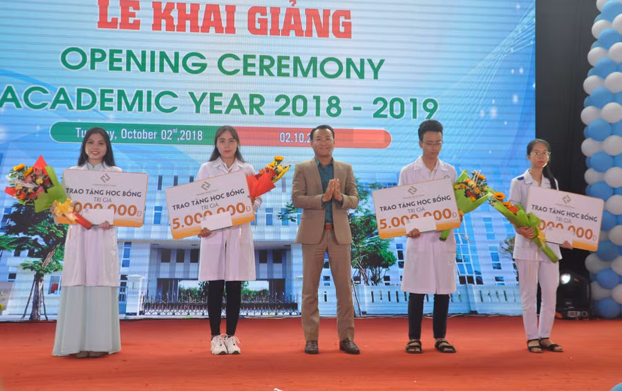 Công ty CP Hoàng Nhất Nam trao tặng 4 suất học bổng trị giá 20 triệu đồng cho sinh viên đạt thủ khoa.