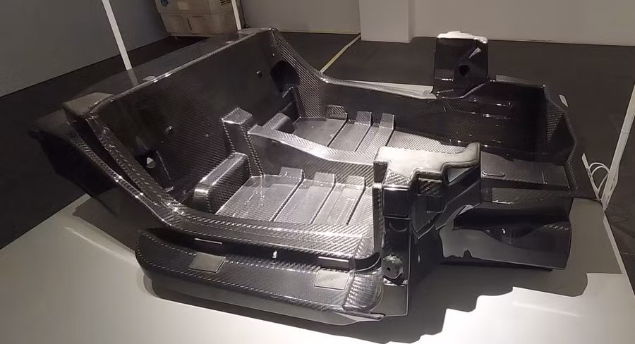 Hiện vật Khung an toàn - Bộ phận khung an toàn sợi carbon. Ảnh: Bình Thanh