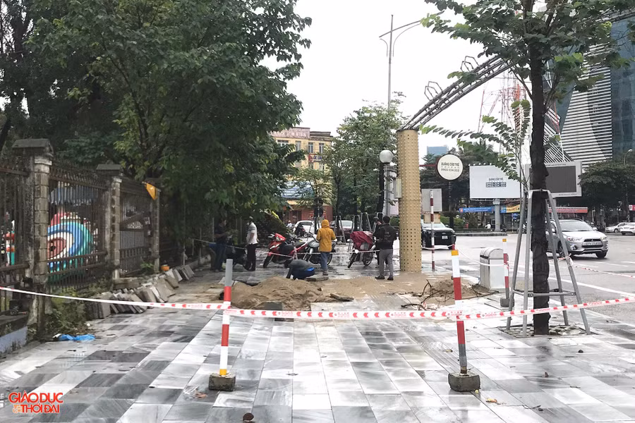 Vỉa hè đường Hồ Tùng Mậu, thành phố Vinh nơi xuất hiện "hố tử thần". Vỉa hè đường Hồ Tùng Mậu, thành phố Vinh nơi xuất hiện "hố tử thần".
