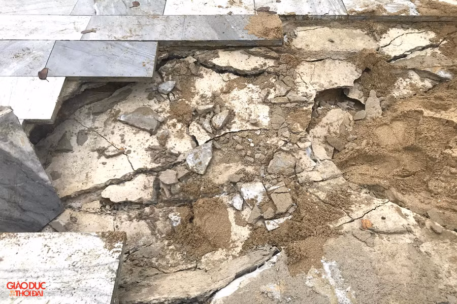 Lớp xi măng mỏng lót bên dưới đá lát bị vỡ nát. Lớp xi măng mỏng lót bên dưới đá lát bị vỡ nát.