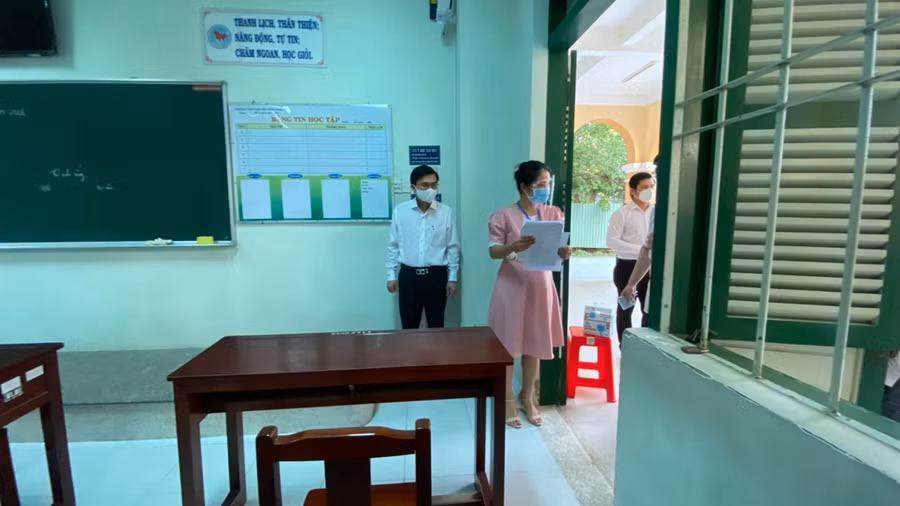 Phó chủ tịch Nguyễn Văn Mười kiếm tra tại phòng thi.