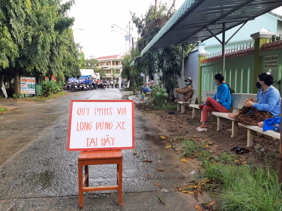 Phụ huynh học sinh thực nghiêm các biện pháp phòng dịch.