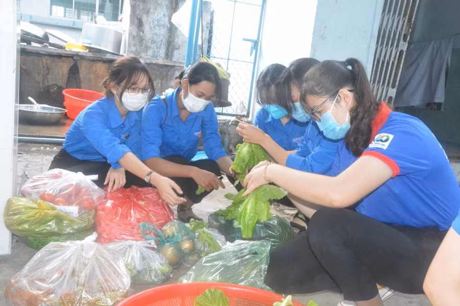Các bạn đoàn viên hỗ trợ bếp ăn tại Trường THPT Nội trú Huỳnh Cương.
