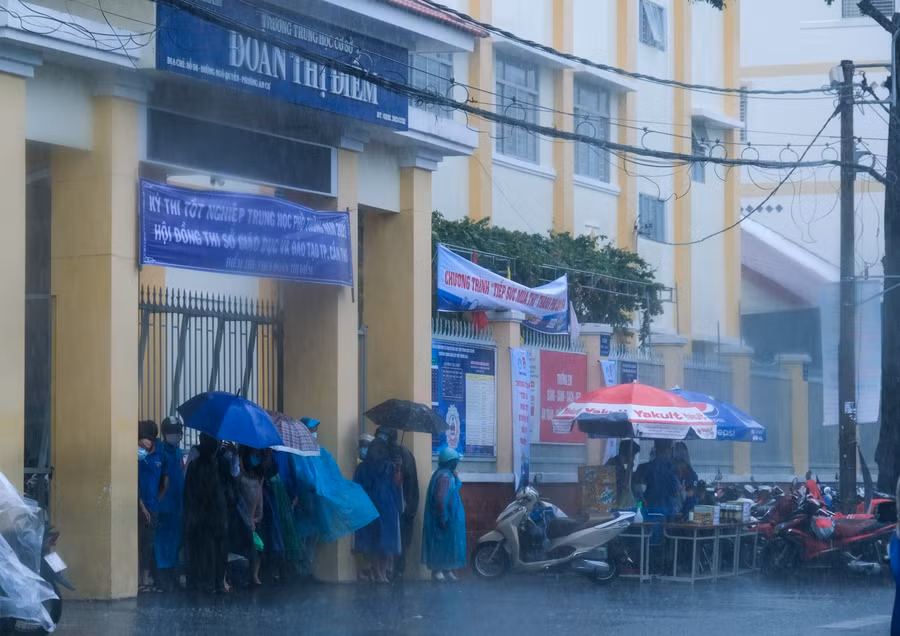Mưa nặng hạt trước giờ thi môn Tiếng Anh.