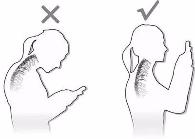  Tư thế đúng khi xem điện thoại di động. 