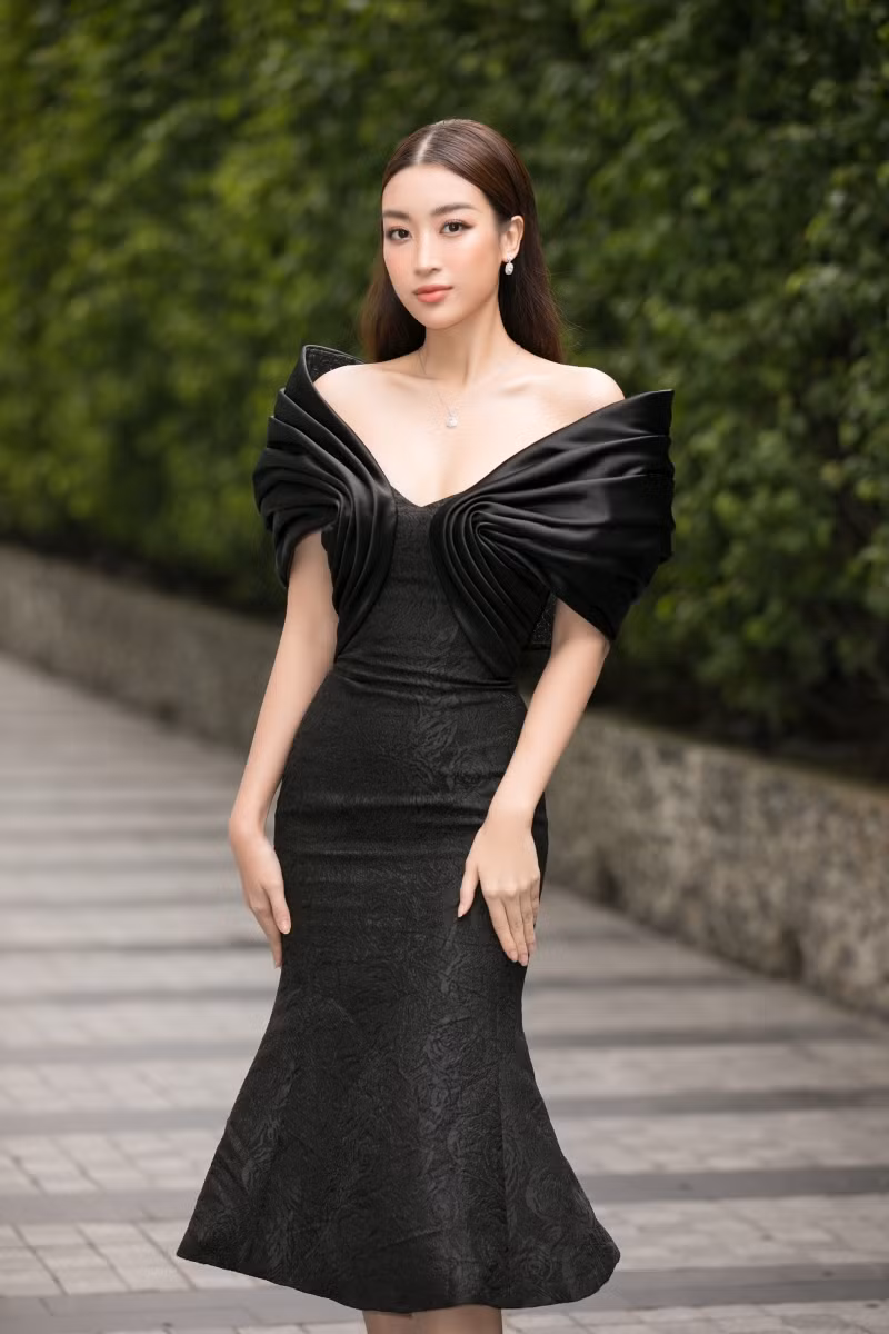 Tiểu Vy diện vest xuất hiện đầy thần thái tại ngày sơ khảo đầu tiên của HHVN ảnh 2
