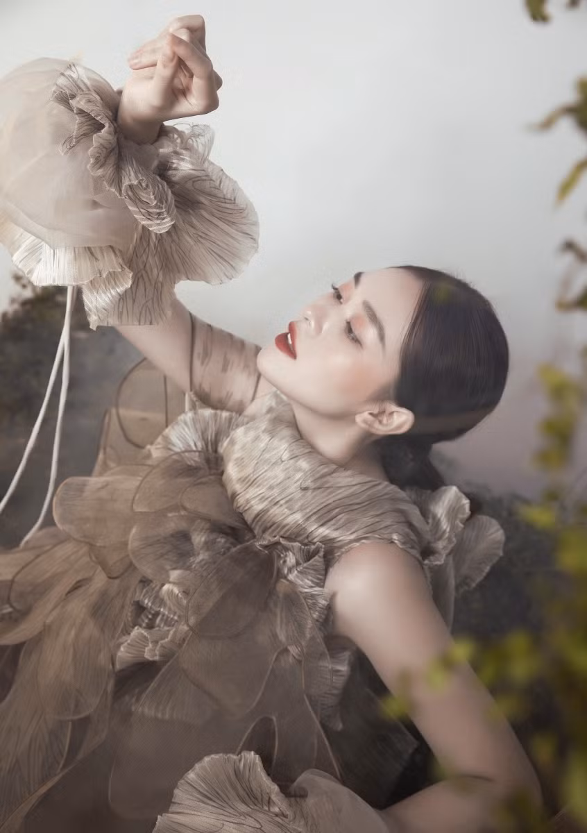 Á hậu Tường San đẹp "ma mị" đón Trung thu ảnh 5