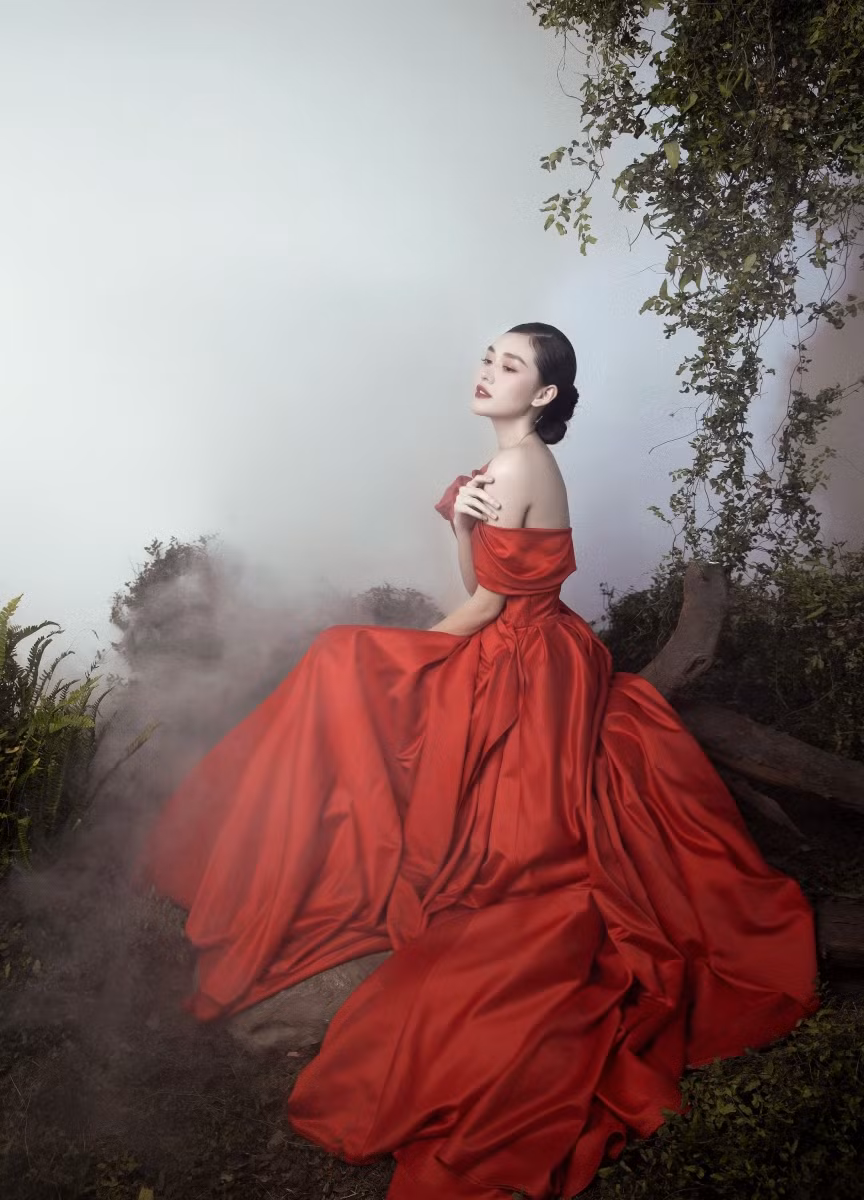 Á hậu Tường San đẹp "ma mị" đón Trung thu ảnh 4