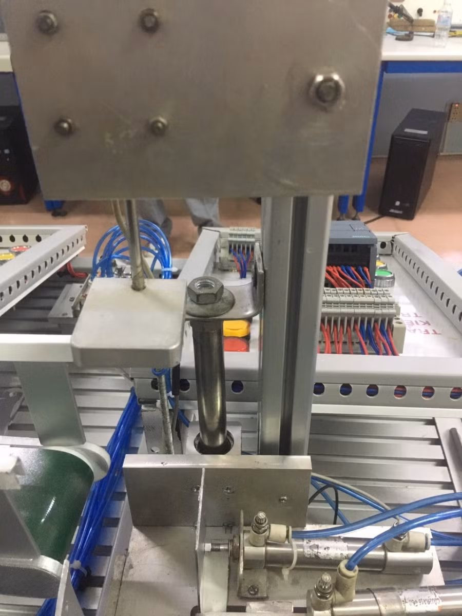 Trạm kiểm tra: Khi cảm biến phát hiện tại vị trí kiểm tra, xilanh nâng vật di chuyển lên module kiểm tra chiều cao của vật, sau đó vật gạt sang trạm tiếp theo.