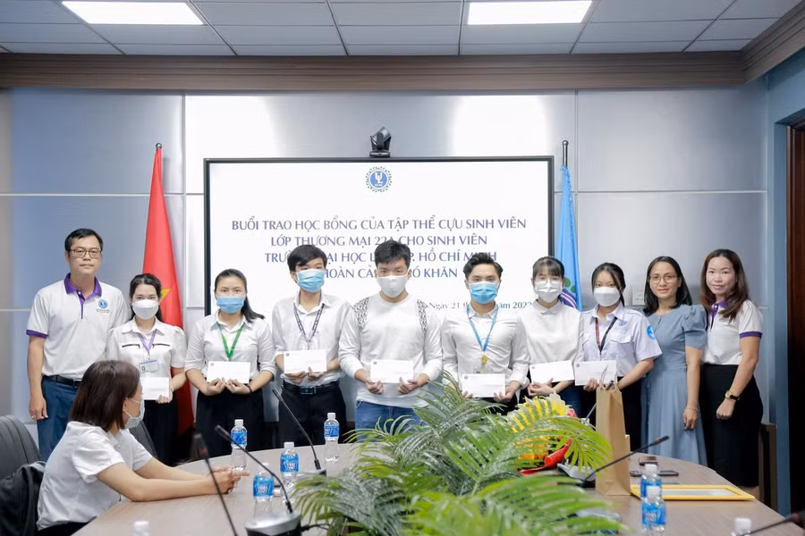 Các sinh viên nhận học bổng từ cựu sinh viên của trường Các sinh viên nhận học bổng từ cựu sinh viên của trường