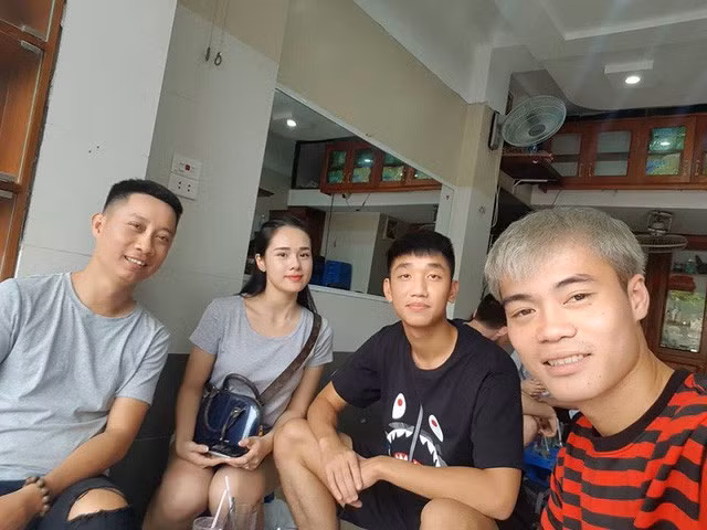 Nguyễn Huyền Trang (thứ hai từ trái sang) và Trọng Đại (áo đen)