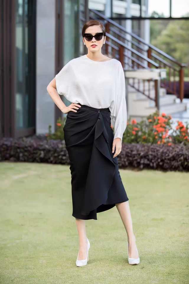 “Lấy chồng bỏ cuộc chơi” nhưng Tăng Thanh Hà vẫn ngày càng xinh đẹp. Gương mặt rạng rỡ và nụ cười tỏa nắng, nữ diễn viên một thời còn níu giữ ánh nhìn người đối diện bởi vẻ bề ngoài sang chảnh với váy áo, phụ kiện đều là hàng hiệu thế giới.