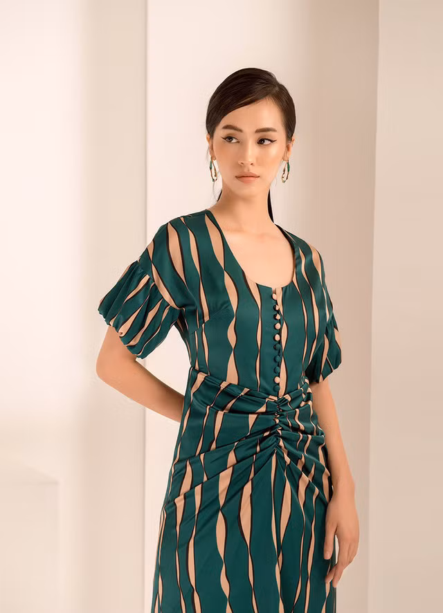 Linh cũng chia sẻ rằng cô chưa từng can thiệp thẩm mỹ vào gương mặt và thích những đường nét tự nhiên của mình. Bí quyết giữ gìn nhan sắc của cô chỉ đơn giản là sống vui vẻ, hạnh phúc. Cô cho rằng người sống vui vẻ thì tự khắc sẽ trẻ trung, xinh đẹp.