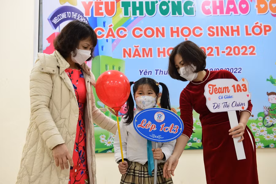 Học sinh lớp 1 trong sự ân cần của cô giáo chủ nhiệm khi tới trường lần đầu tiên.