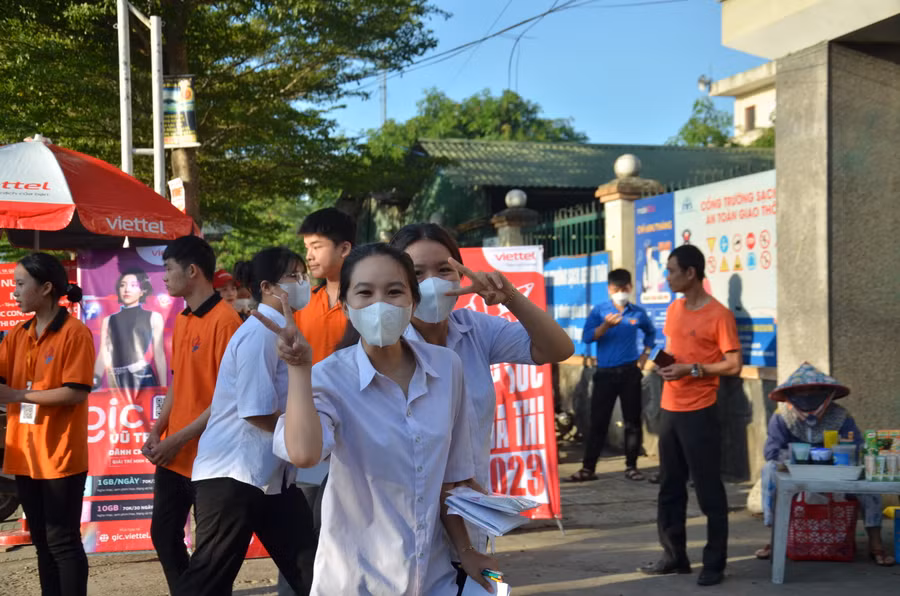 Thí sinh tự tin bước vào phòng thi. Thí sinh tự tin bước vào phòng thi.